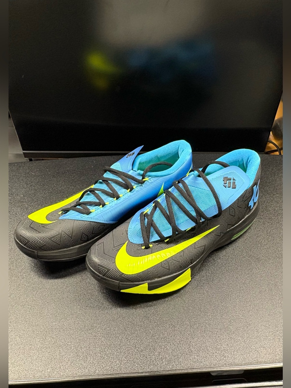 KD 6 low neon volt blue